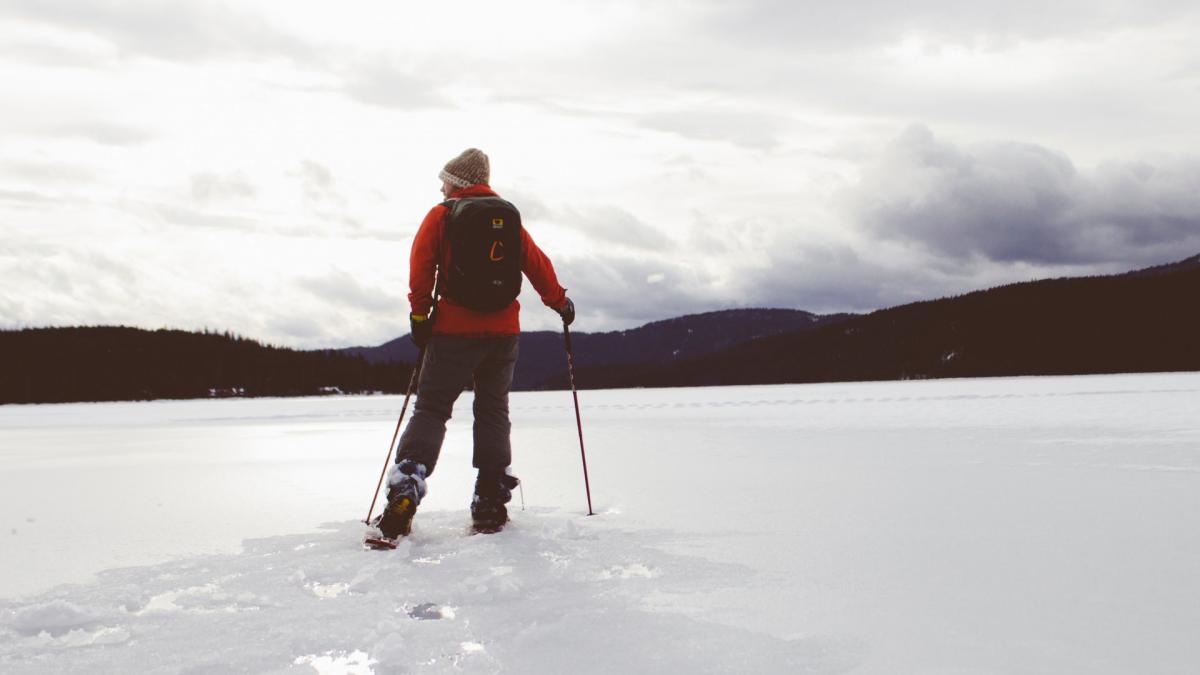 Ski, Schneeschuhlaufen und Wintersportaktivitäten